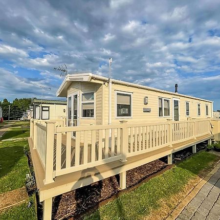 Caravan With Decking And Free Wifi At Seawick Holiday Park Ref 27214Sw Clacton-on-Sea Esterno foto