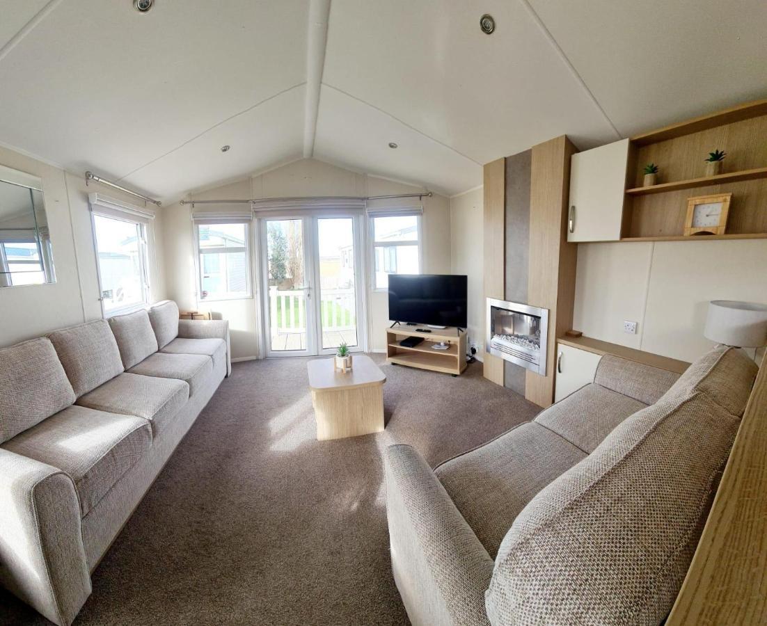 Caravan With Decking And Free Wifi At Seawick Holiday Park Ref 27214Sw Clacton-on-Sea Esterno foto