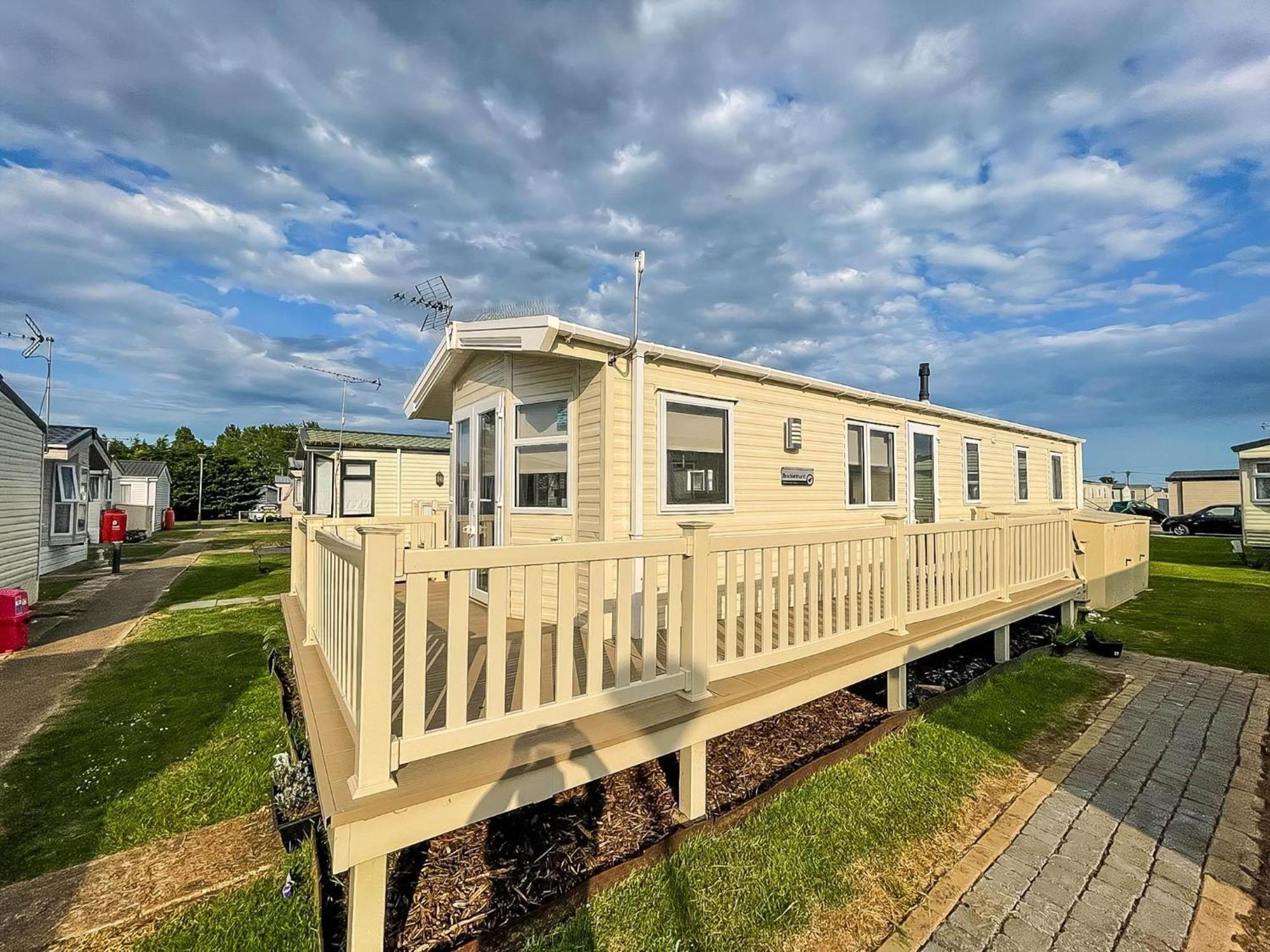 Caravan With Decking And Free Wifi At Seawick Holiday Park Ref 27214Sw Clacton-on-Sea Esterno foto