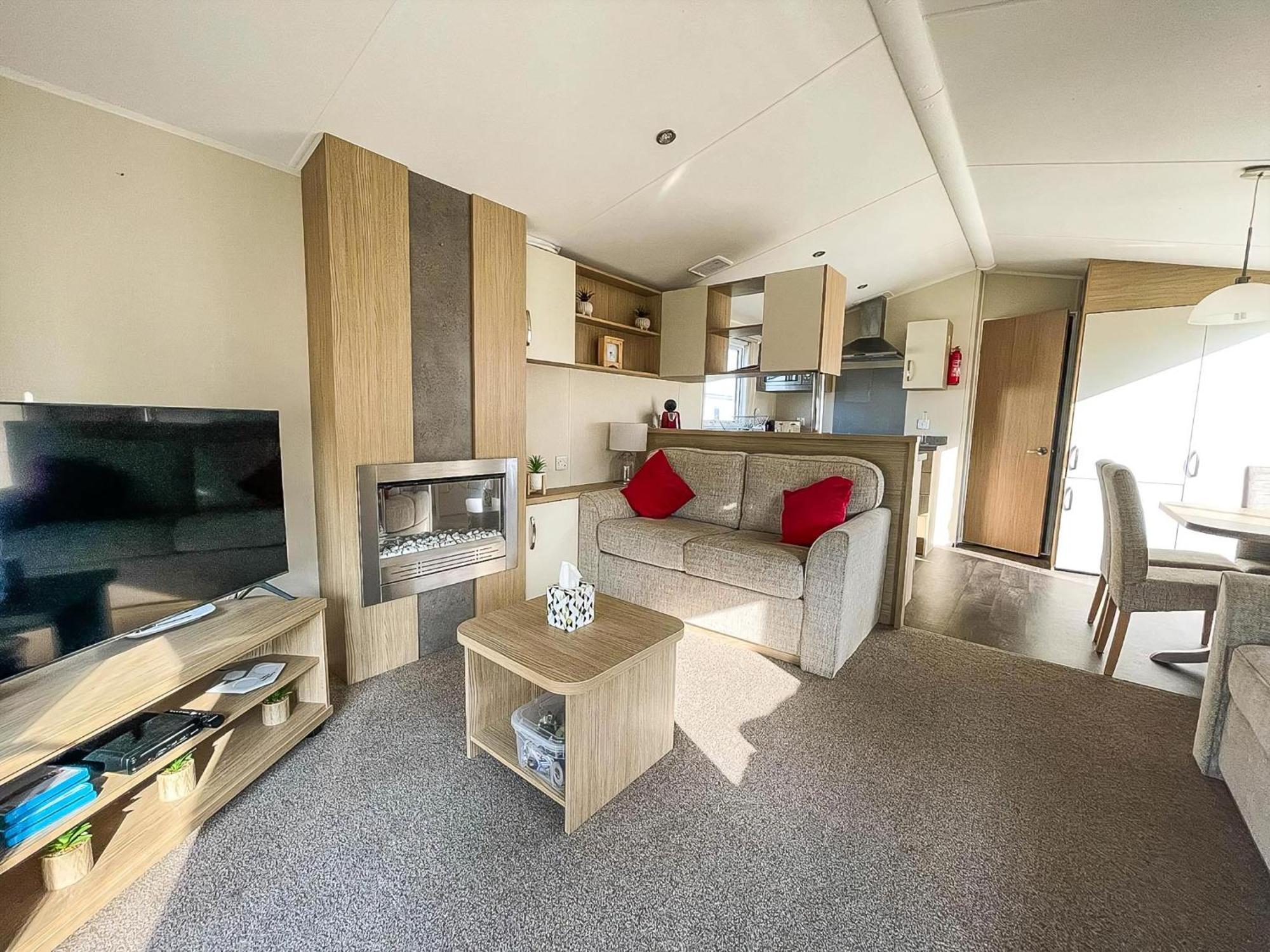 Caravan With Decking And Free Wifi At Seawick Holiday Park Ref 27214Sw Clacton-on-Sea Esterno foto